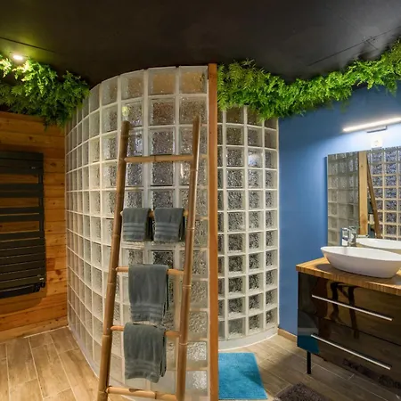 Azzuro Avec Jacuzzi Lit Rond Et Jardin Avec Piscine Bed & Breakfast